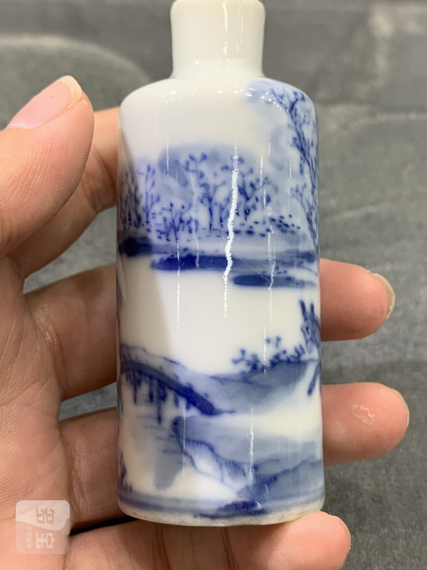 清晚期青花踏雪寻梅图鼻烟壶 - 图9